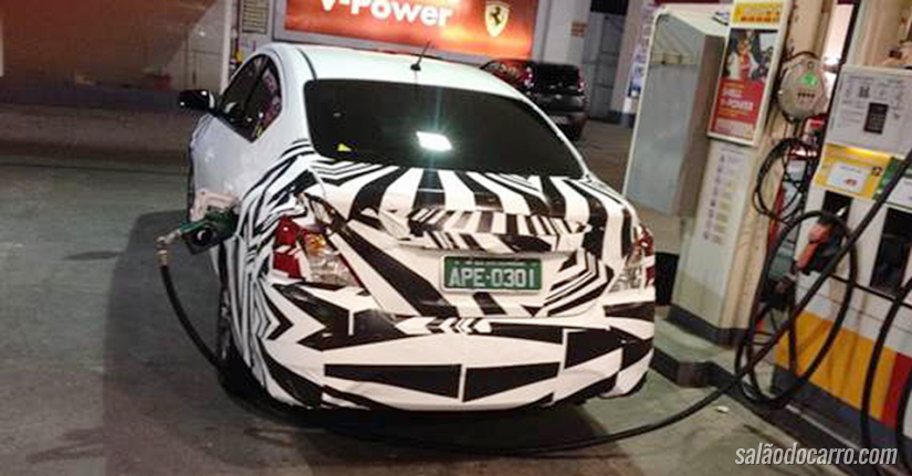 Nissan Versa é flagrado com camuflagem