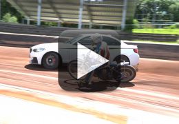 Drift entre BMW M235i e uma Motocicleta