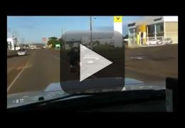Vídeo flagra motorista andando de ré em via pública