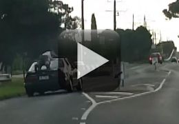 Homem aparece surfando em cima de carro em movimento