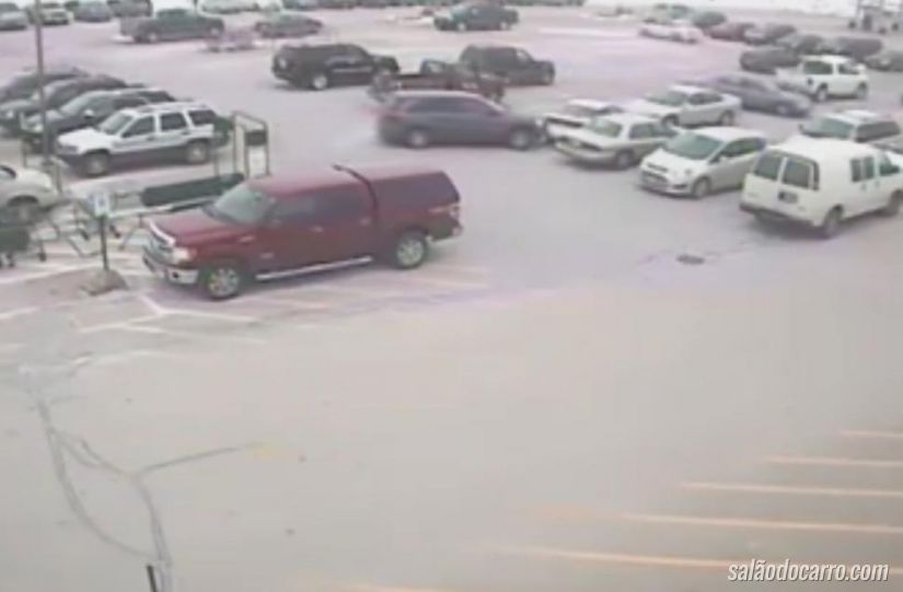Idoso bate em diversos carros dentro de estacionamento