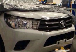 Nova geração do Toyota Hilux aparece sem disfarces