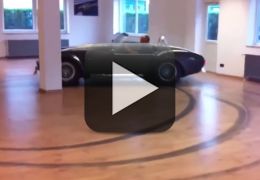 Motorista faz manobras radicais dirigindo um Shelby dentro de uma sala de estar