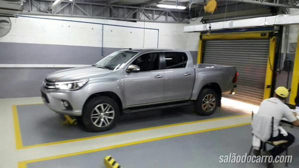 Nova Toyota Hilux é flagrada sem disfarces