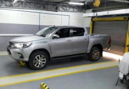 Nova Toyota Hilux é flagrada sem disfarces