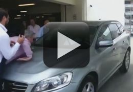 Carro que estaciona sozinho atropela duas pessoas