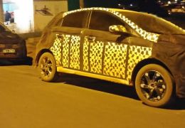 Novo Hyundai HB20 é flagrado com disfarces