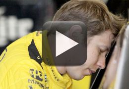 Piloto da Nascar entra rápido demais no pit
