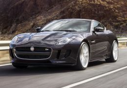 Jaguar F-Type chega ao Brasil com tração 4x4 e 550 cv