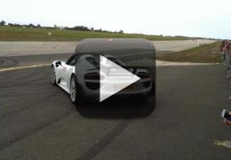 Imagens mostram acidente com Porsche durante exibição