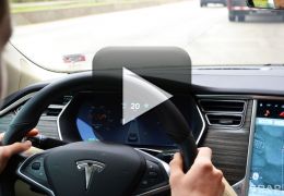 Radialista prova que é possível fazer a barba e comer em um Tesla em movimento