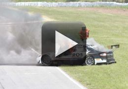 Carro pega fogo durante prova de Stock Car