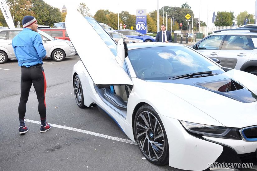 Lutador de MMA acelera Lamborghini com “lança-chamas”