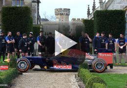 Quem é mais forte: Carro de F1 ou Equipe de Rugby?