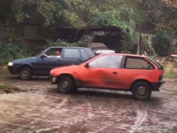 Confira um Fiat Uno e um Suzuki Swift competindo em um drift