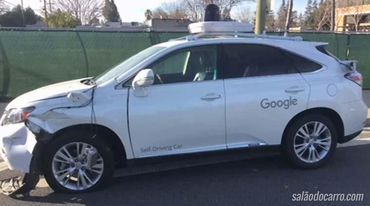 Carro autônomo do Google bate em ônibus