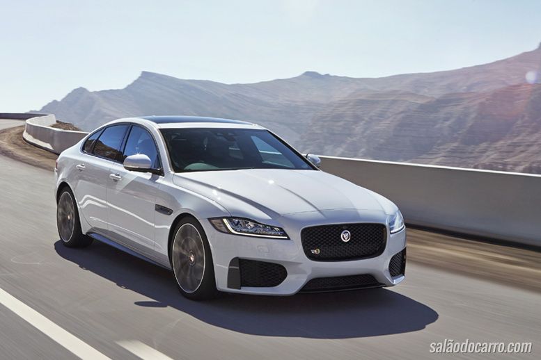 Jaguar XF sofre mudanças na direção e material