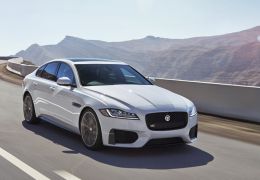 Jaguar XF sofre mudanças na direção e material