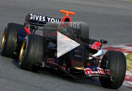 Confira o processo de pintura do carro da Toro Rosso