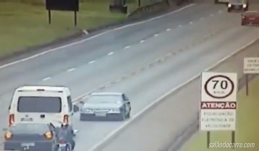 Câmeras flagram motorista andando em marcha ré em rodovia