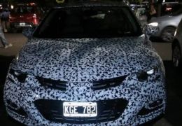 Novo Cruze hatch é testado na Argentina