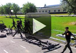 Vídeo mostra cadetes russos montando e desmontando um carro rapidamente
