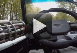 Vídeo mostra robô conduzindo carro