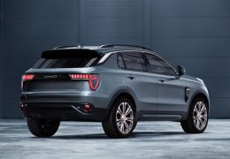 Geely desenvolve novo crossover que promete ser o mais conectado da categoria