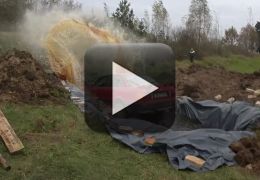 Idoso coloca carro dentro de uma piscina de coca cola