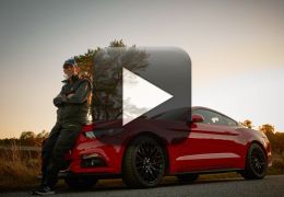 Idoso realiza sonho e compra um Ford Mustang