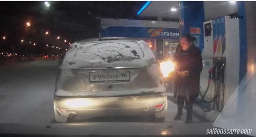 Vídeo mostra mulher brincando com fogo em posto de gasolina