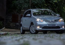 Teste do Toyota Etios XLS automático