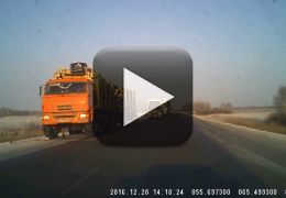 Carro consegue desviar de dois caminhões