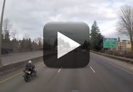 Motociclista cai sentado em cima de carro durante acidente