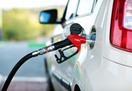 Gasolina tem queda após 3 semanas seguidas de alta