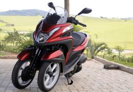 Scooter de 3 rodas da Yamaha consegue oferecer estabilidade nas curvas e nas frenagens