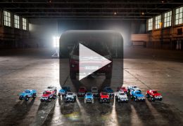 Picape Hilux é puxada por 15 'picapinhas'