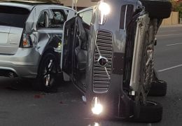Veículo autônomo do Uber tomba durante testes