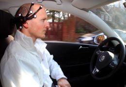 Tesla quer que motoristas controlem os carros pelo pensamento
