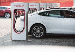 Híbridos e elétricos passam a ser taxados como carros comuns nos EUA