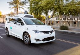 Waymo começa testes com táxi autônomo