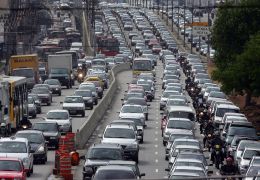 Carro é o meio de transporte que mais polui a cidade de São Paulo