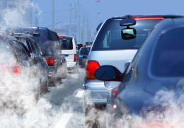 França anuncia plano para acabar com venda de carros movidos a gasolina ou diesel
