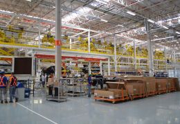 Metalúrgicos paralisam atividades na fábrica de Mercedes-Benz