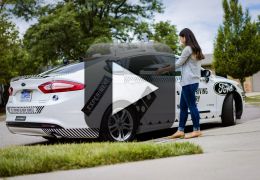 Empresa começa a entregar pizza utilizando carros autônomos