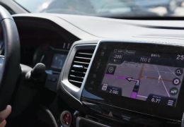 Estudo indica que sistemas multimídia distraem muito os motoristas