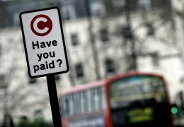 Londres impõe taxas para carros mais poluentes que entram no centro da cidade