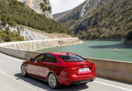 Jaguar anuncia lançamento de novos motores Ingenium no Brasil com XE 2018