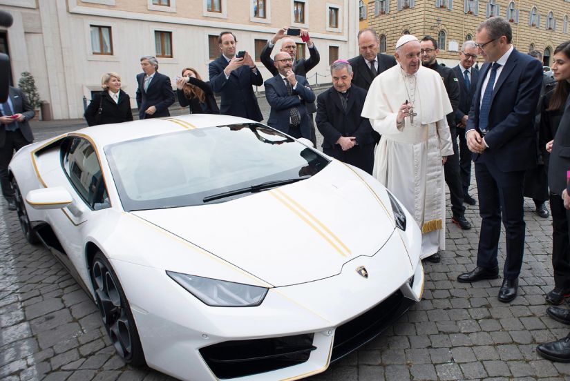 Papa ganha Lamborghini e decide leiloar o carro