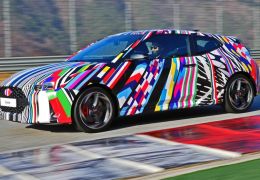 Hyundai confirma que 2ª geração do Veloster está pronta para 2018
